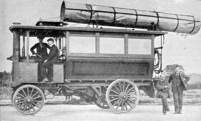 Mr. Marconis Motor Car, vezeték nélküli táviratok továbbítására és fogadására szolgáló tölcsérrel felszerelve, illusztráció a The Kingből, 1901. május 25.